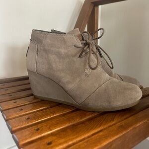 TOMS size 7.5 Desert Suede Leather Lace Up Wedge Heel Ankle Boot